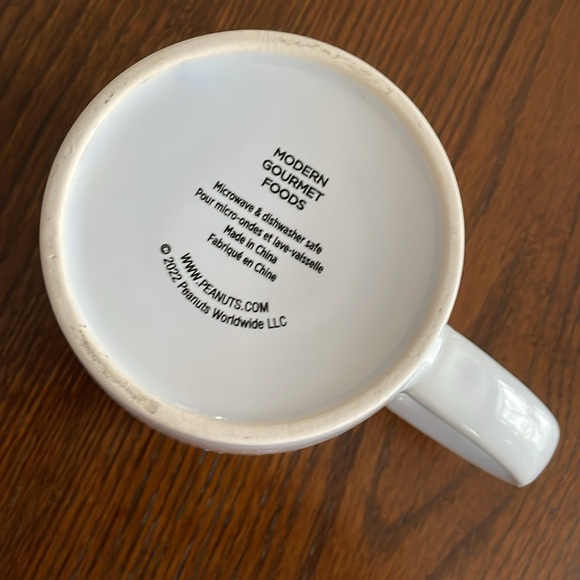 Snoopy & Woodsto Tangled In Christmas Lights Ceramic Mug - Picture 4 of 6